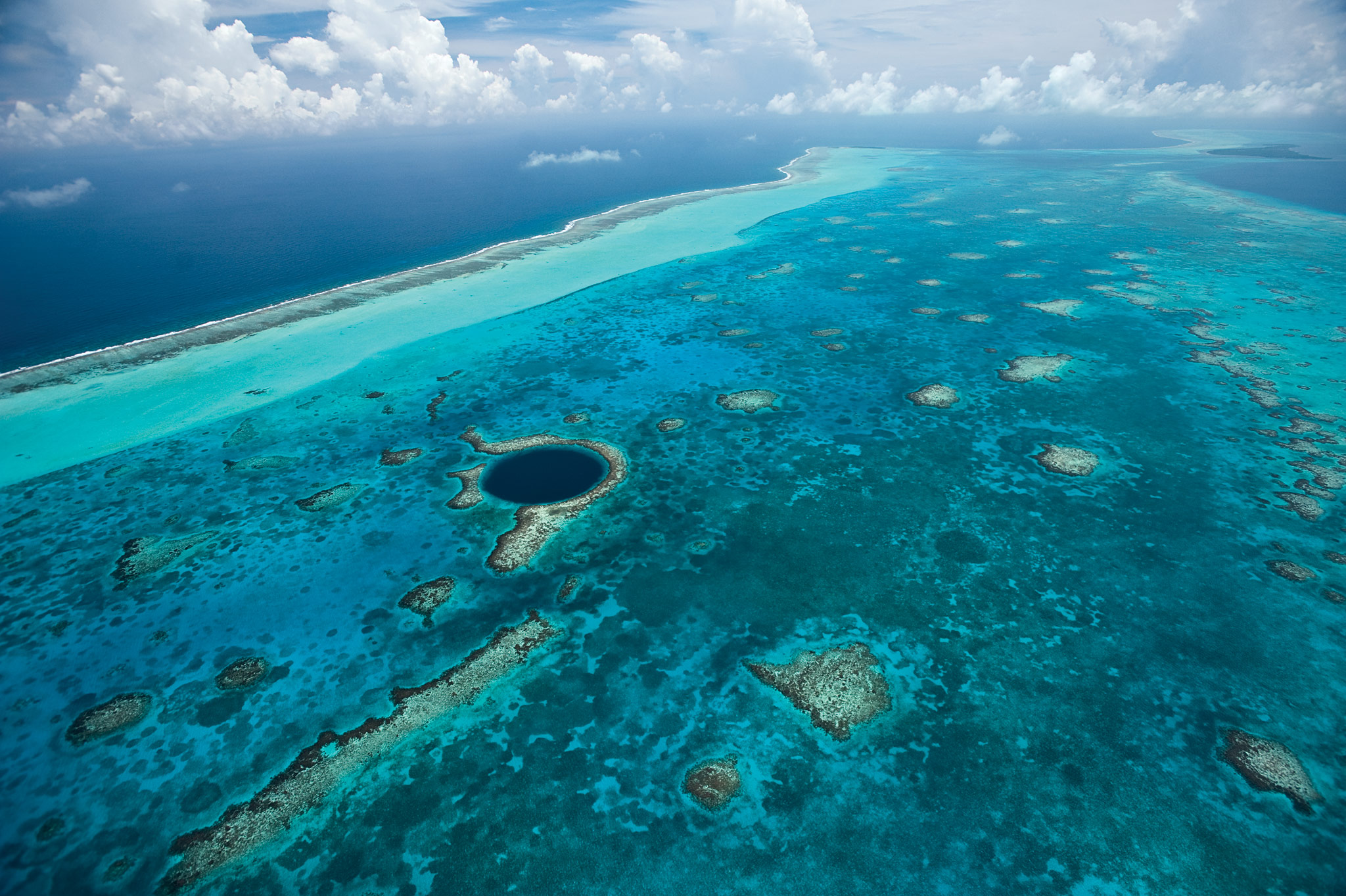 В каком океане больше морей. Юкатан полуостров большая голубая дыра. Барьерный риф Белиз. Белизский Барьерный риф и большая голубая дыра. Большая голубая дыра, Лайтхаус-риф.